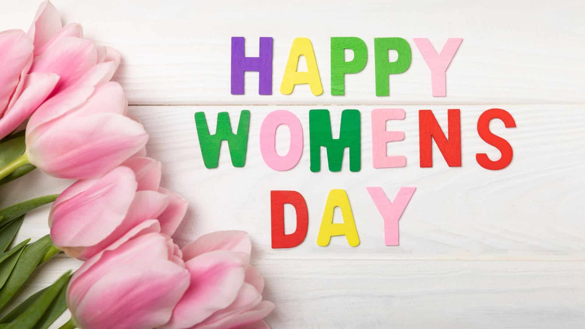 Prekrasan vizual s cvijećem i natpisom 'Happy Women's Day